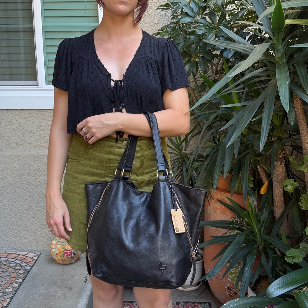 Black Linea Pelle Convertible Leather Shoulder Bag with Beautiful Details - Picture 3 of 16